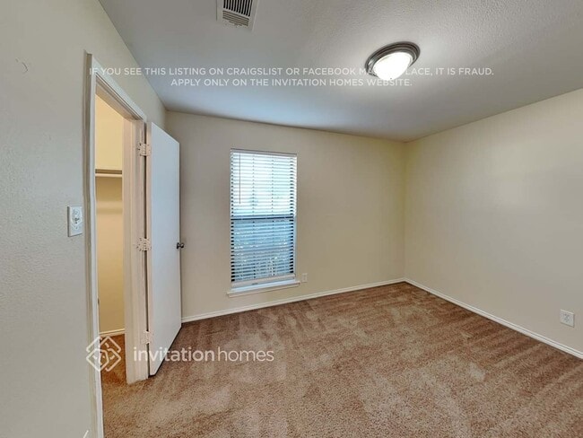 Building Photo - 1229 N Creek Dr