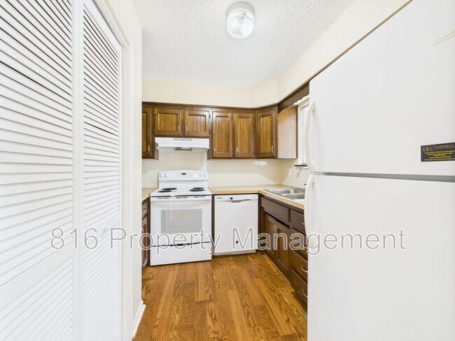 Building Photo - 164-168 SW Robin Rd