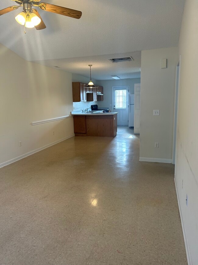 Building Photo - 1525 VINTAGE HILL APTS