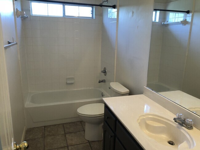 Building Photo - 5 Bedrooms in Richardson!