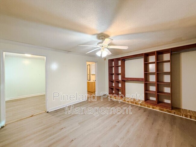 Building Photo - 413 E Donaldson Ave