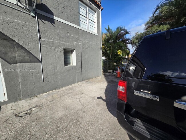 Building Photo - 1629 SW 6th St