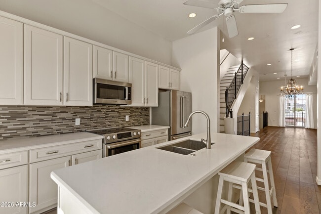 Building Photo - 421 W 6th St