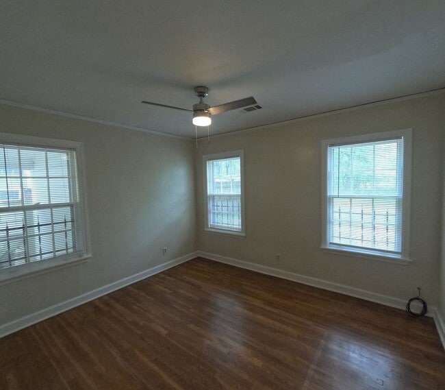 Building Photo - Renovated 3 Bed 1 Bath