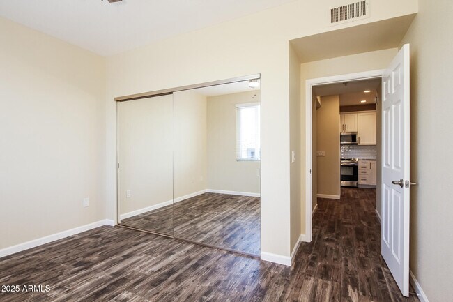 Building Photo - 5401 E Van Buren St