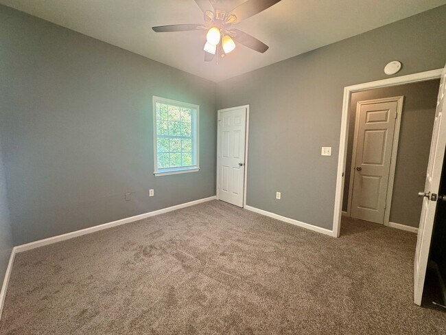 Building Photo - 4bedroom with Master on the Main!