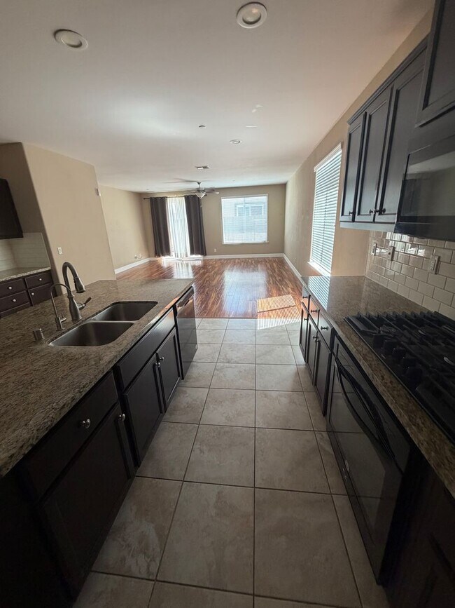 Building Photo - 2487 N Mountainside Dr