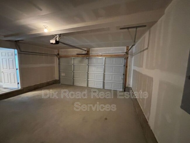 Building Photo - 424 W Kemper Rd