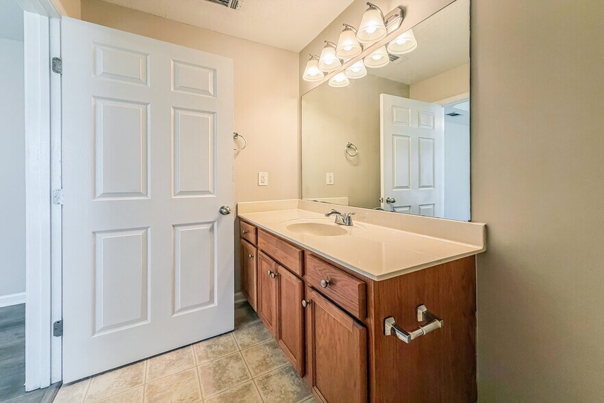 Building Photo - 1202 Elisha Ct