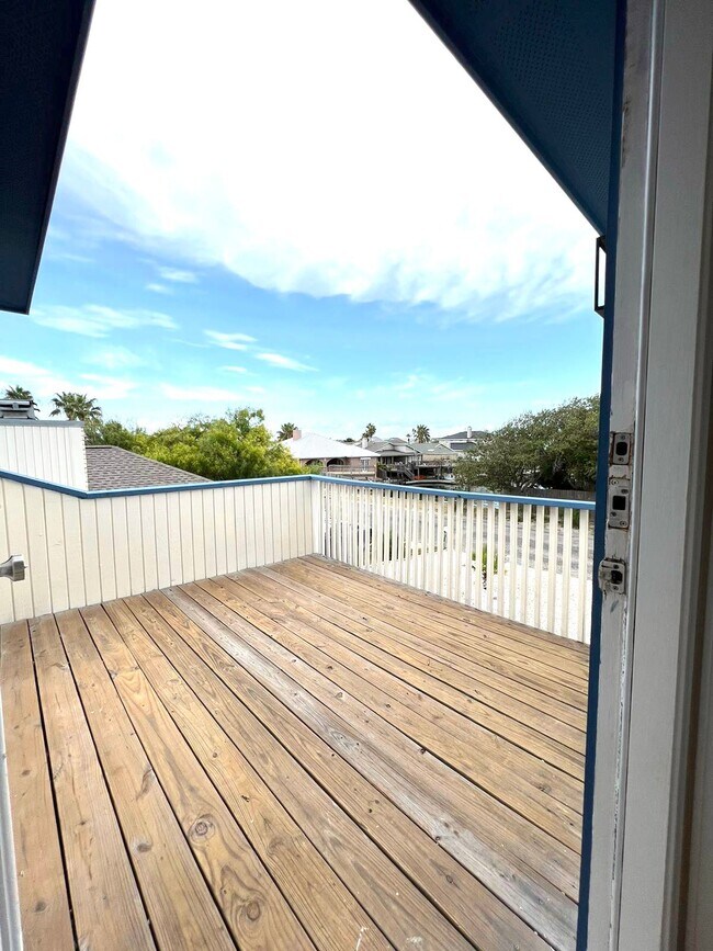 Building Photo - 15334 Barataria Dr