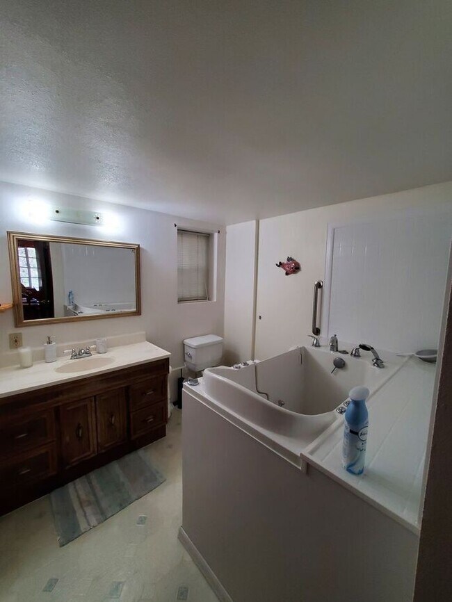 Building Photo - 3 bedroom/ 3 bath. Fully furnished ready f...