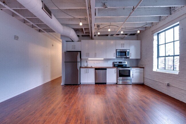 Building Photo - Newly Rennovated Two Bedroom