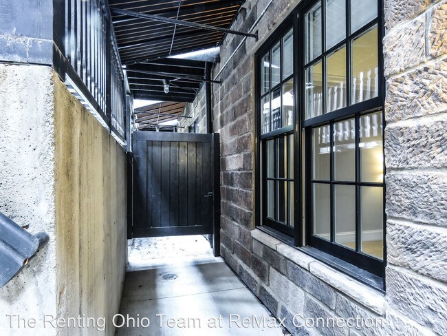 Building Photo - 166 E Gay St