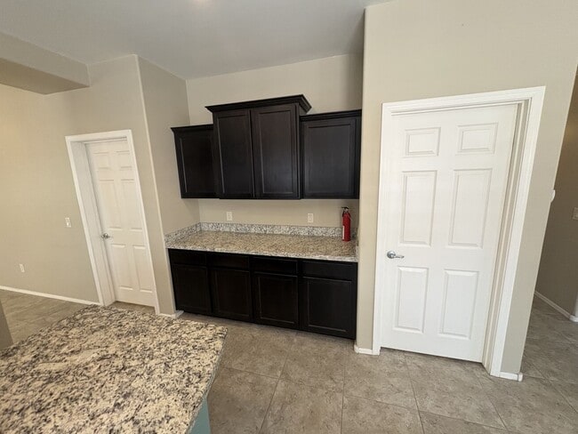 Building Photo - 4 bedroom plus Den 3 car garage with sparkling pool Vail School District