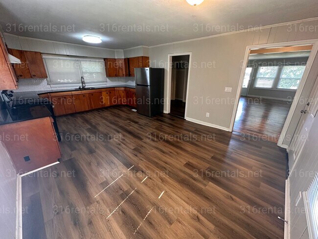 Building Photo - $950 - 2 bedroom / 1 bathroom home with a bonus loft!