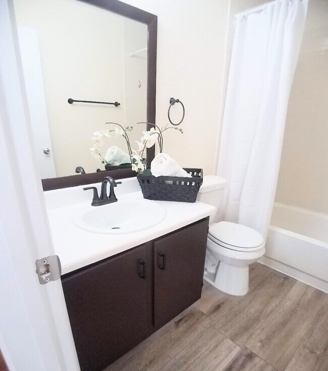 Building Photo - Beautiful 2/2 Towhhouse Feel Condo  x Rent...
