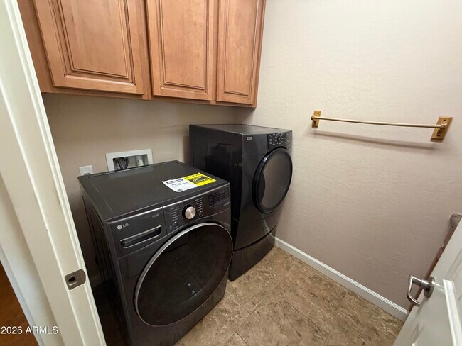 Building Photo - 722 E Sipapu Dr