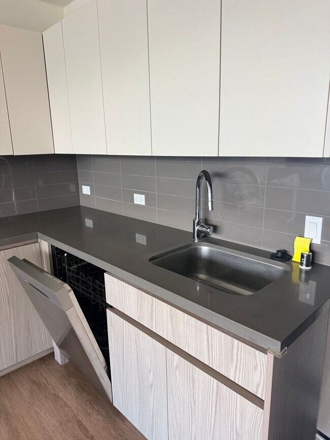 Building Photo - Prime Location- Kapiolani Residence 43d floor- Great views!