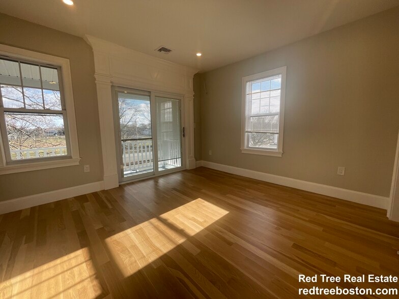 Building Photo - 1166 Fellsway