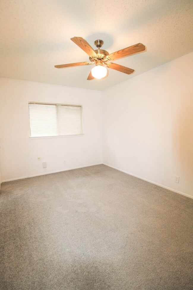 Building Photo - 14018 N Hills Village Dr