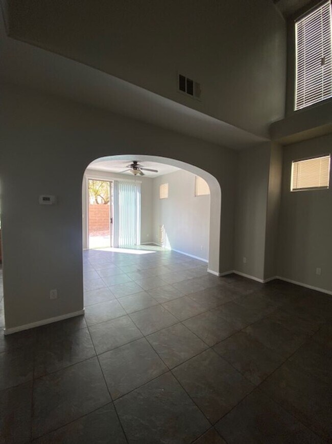 Building Photo - Southern Highlands 4 Bedroom- Single Famil...