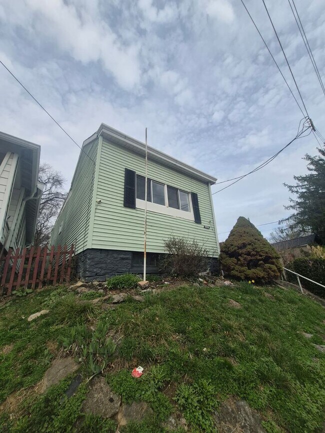 Building Photo - Charming 2-Bedroom Home with Fenced Yard in Covington!