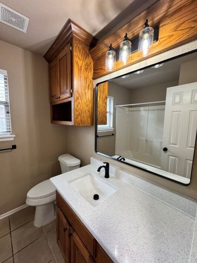 Building Photo - Brand new updates , spacious and a true 4 bedroom home in a gated community in Newcastle! Call us...