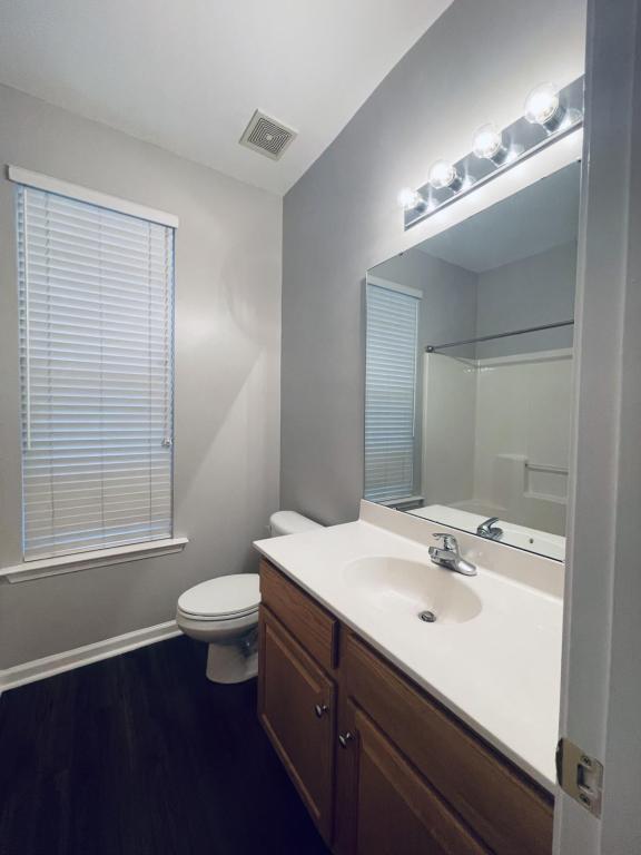 Building Photo - 156 Largess Ln