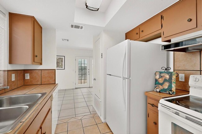 Building Photo - 10003 Rutland Village E