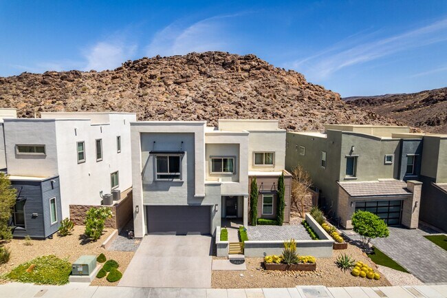 Building Photo - Luxury Rental with Mountain Views in Gated Henderson Community