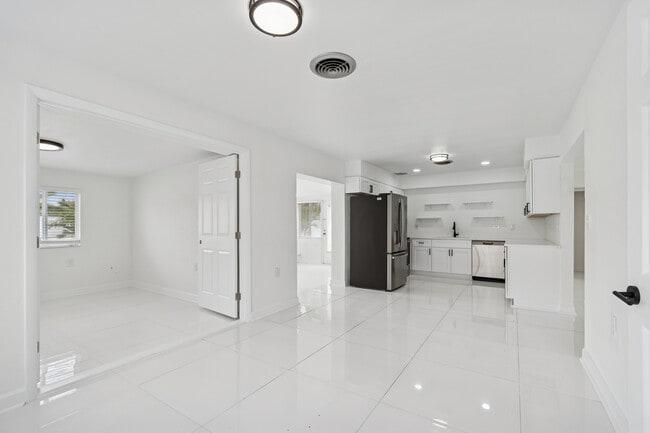 Building Photo - 455 81st Ave