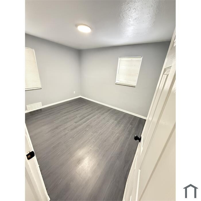 Building Photo - 521 E 222nd St