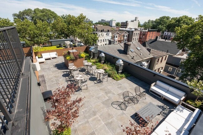 Building Photo - 328 Pacific Ave