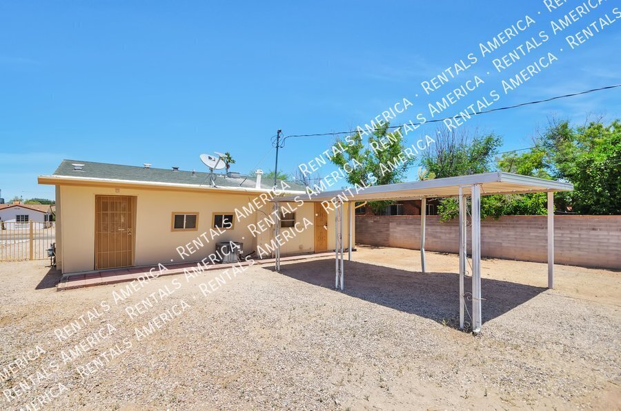 Building Photo - 1520 E Silver St