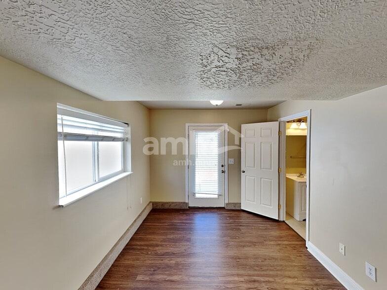 Building Photo - 1012 York Dr