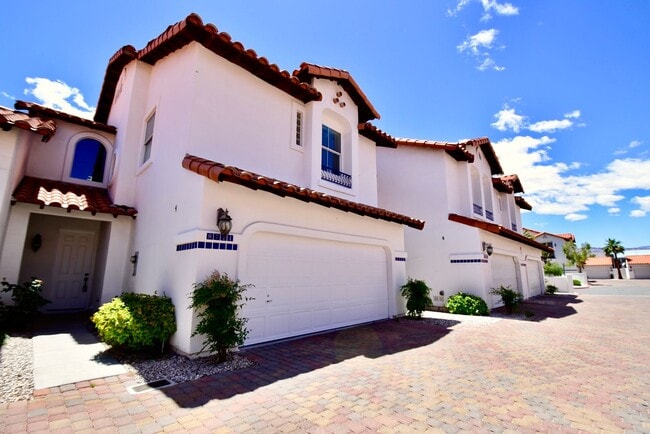 Building Photo - Charming Mediterranean-Style Townhome in G...
