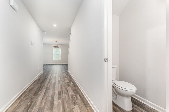 Building Photo - Recent Rent Reduction! Recent Rent Reducti...