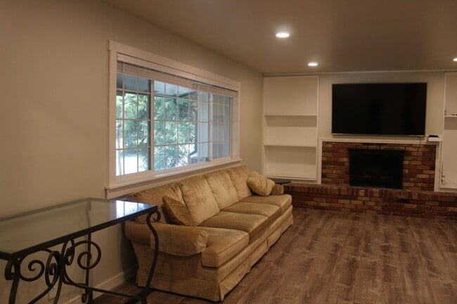 Building Photo - 996 Thrushwood Dr