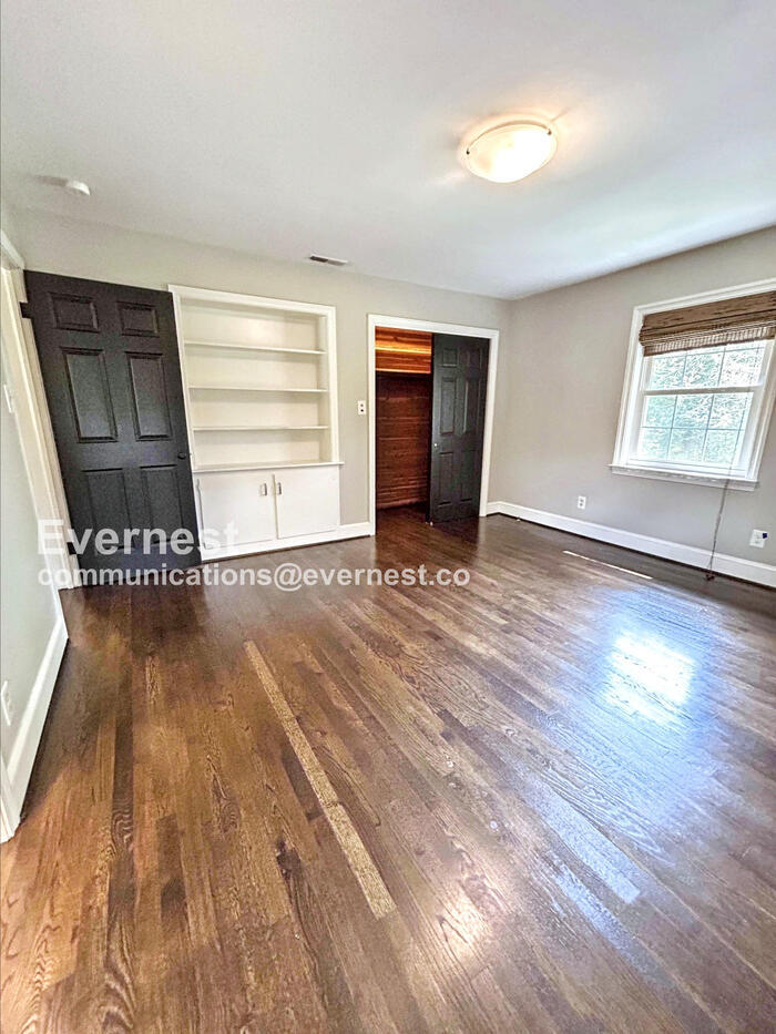 Building Photo - 950 Marguerite Dr