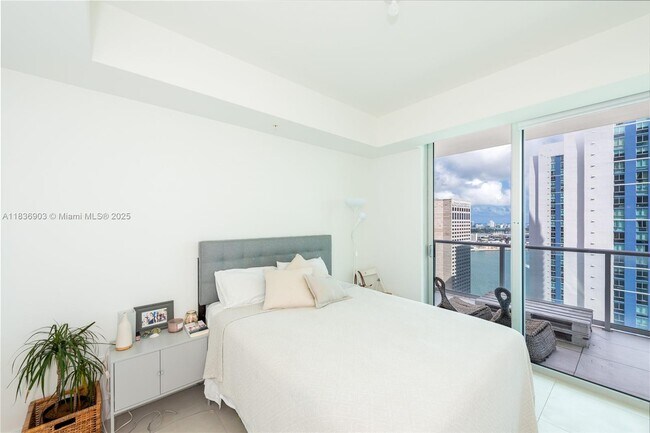 Building Photo - 300 S Biscayne Blvd