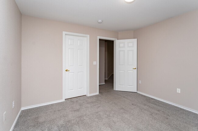 Building Photo - Delightful Condo in gated community!!