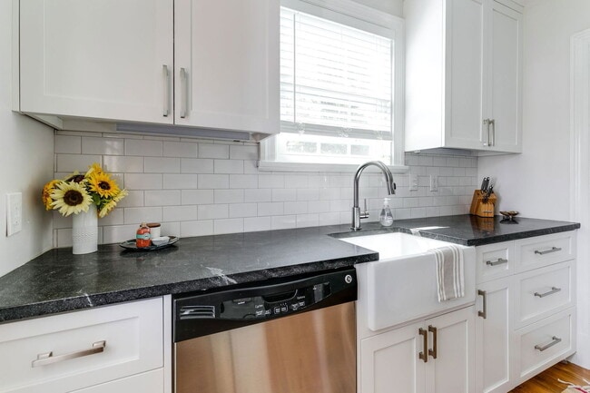 Building Photo - 5000 Bromley Ln