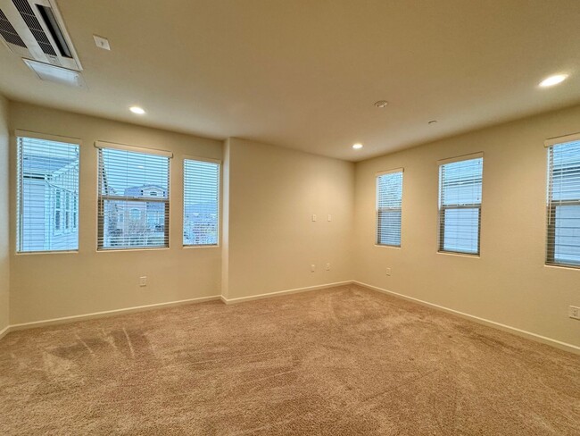 Building Photo - Spacious 2 Bedroom, 2 Bath Condo Both En-S...