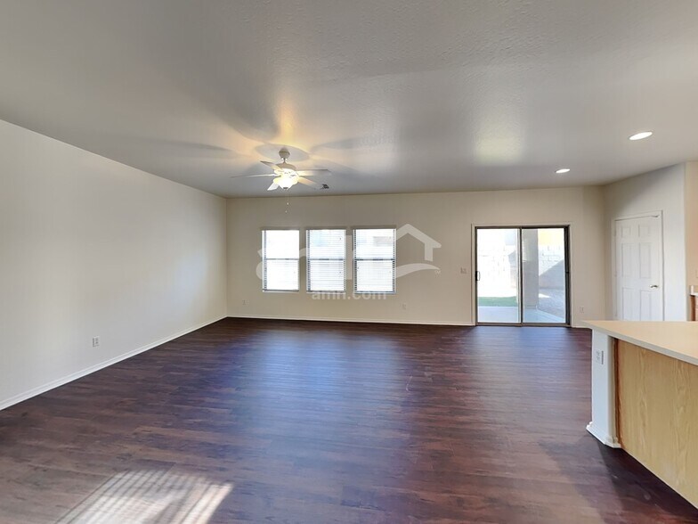 Building Photo - 18541 W Valerie Dr