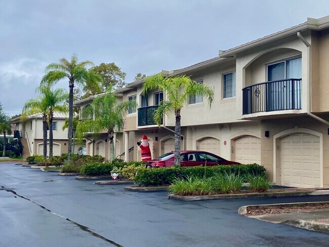 Building Photo - 1600 Crestwood Ct S