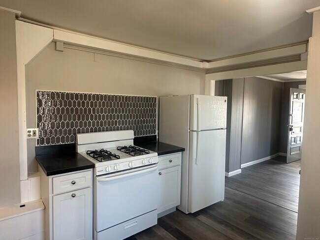 Building Photo - 16 Lake St