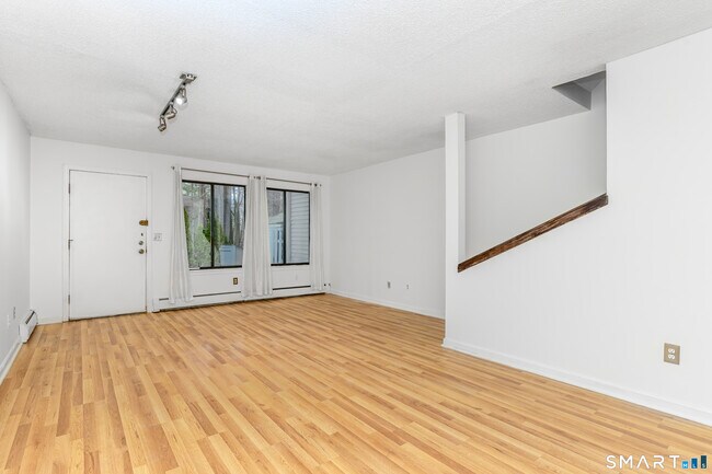 Building Photo - 5 Staunton Ct