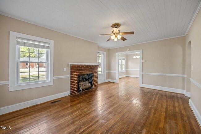 Building Photo - 302 W Main St