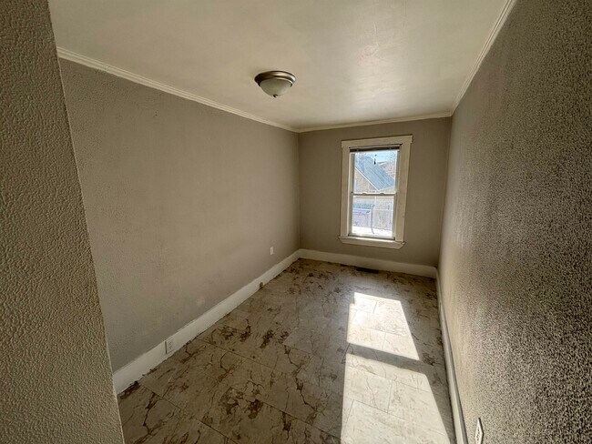 Building Photo - 42 Spruce St