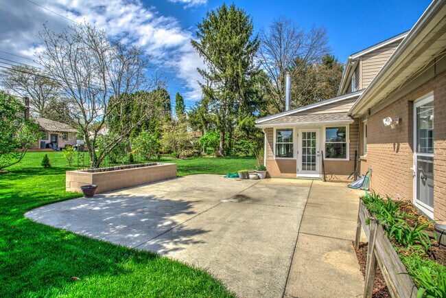 Building Photo - 1827 Larchmont Ln
